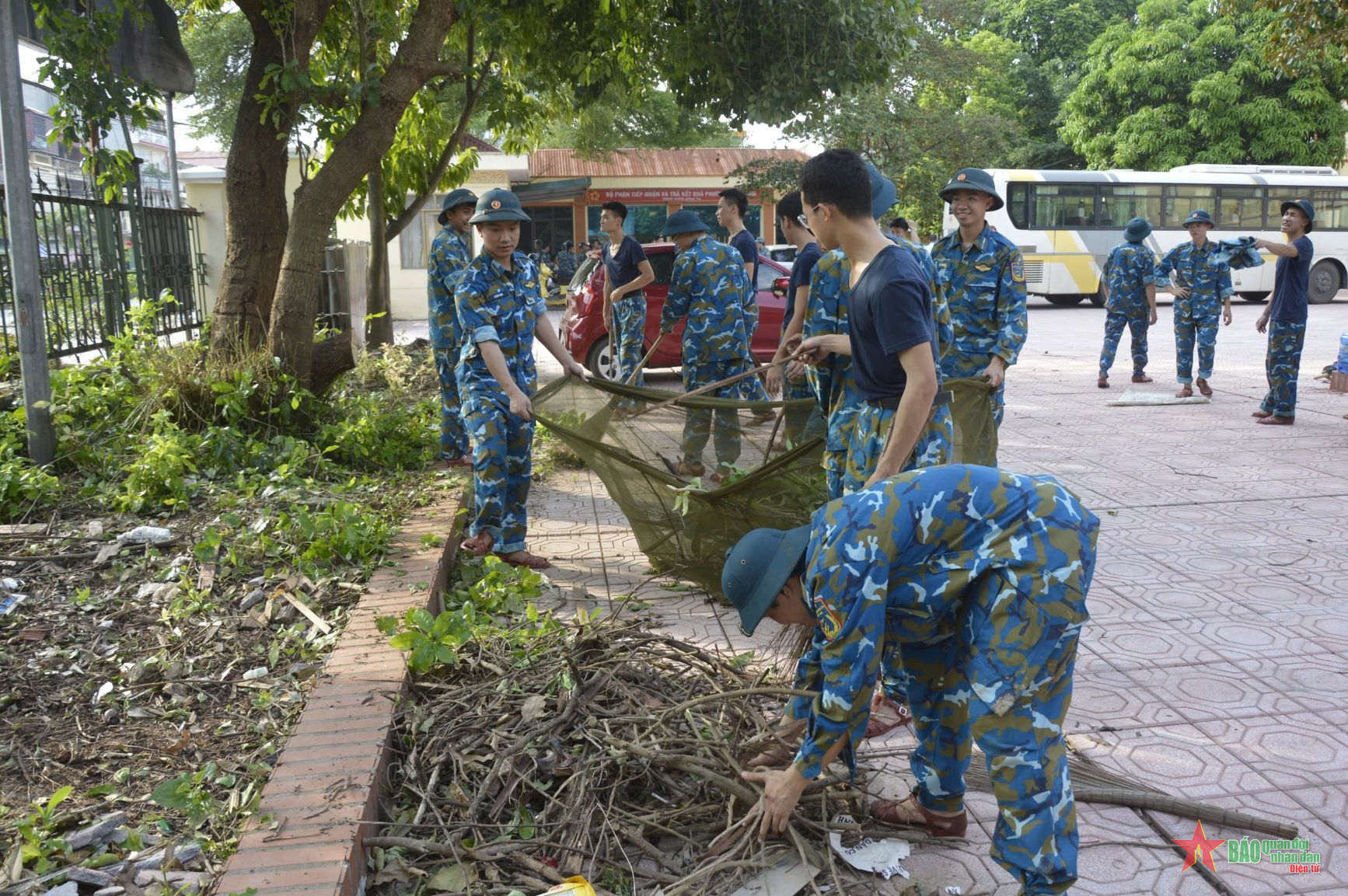 Cán bộ, học viên Học viện Phòng không - Không quân giúp dân khắc phục hậu quả cơn bão số 3