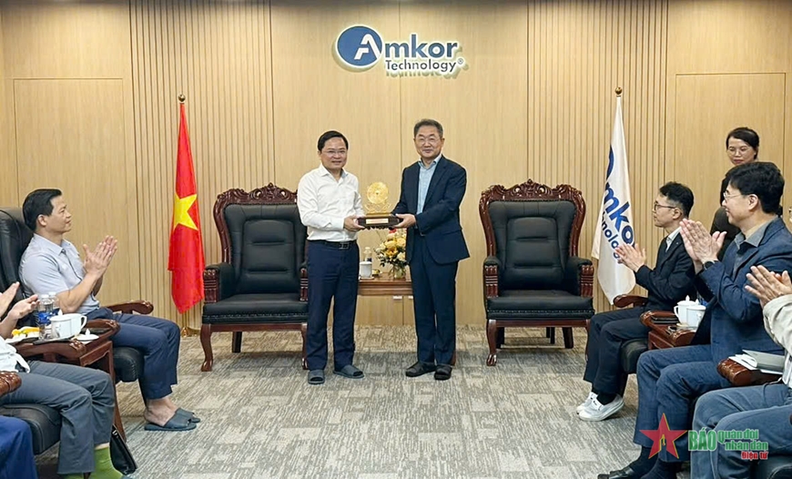 Lãnh đạo tỉnh Bắc Ninh luôn chào đón các nhà đầu tư. Ảnh: ĐỨC THẮNG