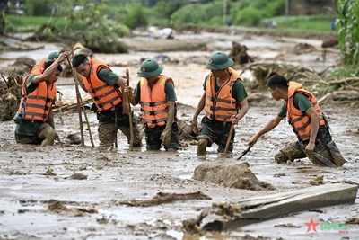 View - 	Làm báo về bão lũ: Bật ăng ten lên và cháy hết mình