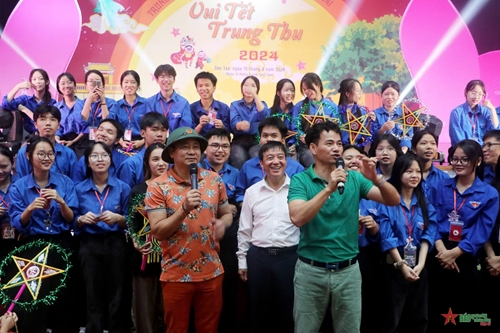 NSND Xuân Bắc và NSND Tự Long vui Trung thu cùng thiếu nhi thị xã Sơn Tây