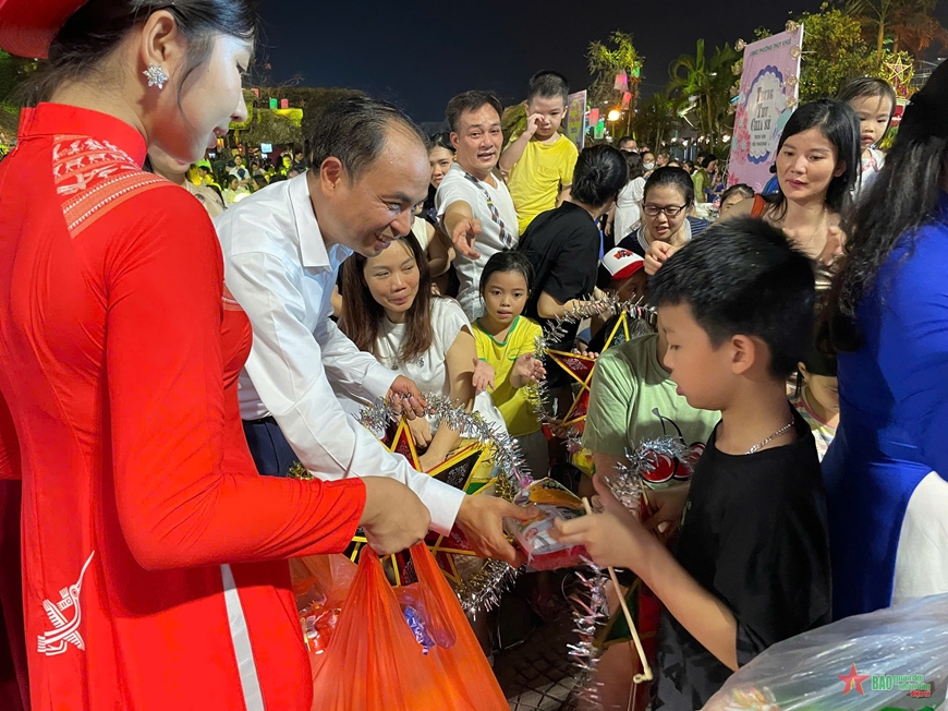 Hà Nội: Rộn ràng Đêm hội trăng rằm tại Không gian văn hóa sáng tạo Tây Hồ