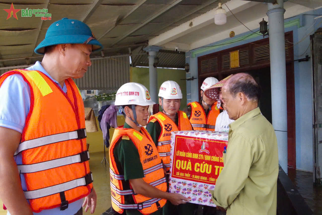 Lữ đoàn Công binh 279 phối hợp giúp nhân dân khắc phục hậu quả bão số 3