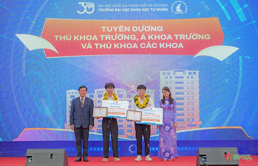 Tuyên dương thủ khoa, trao học bổng tặng tân sinh viên xuất sắc