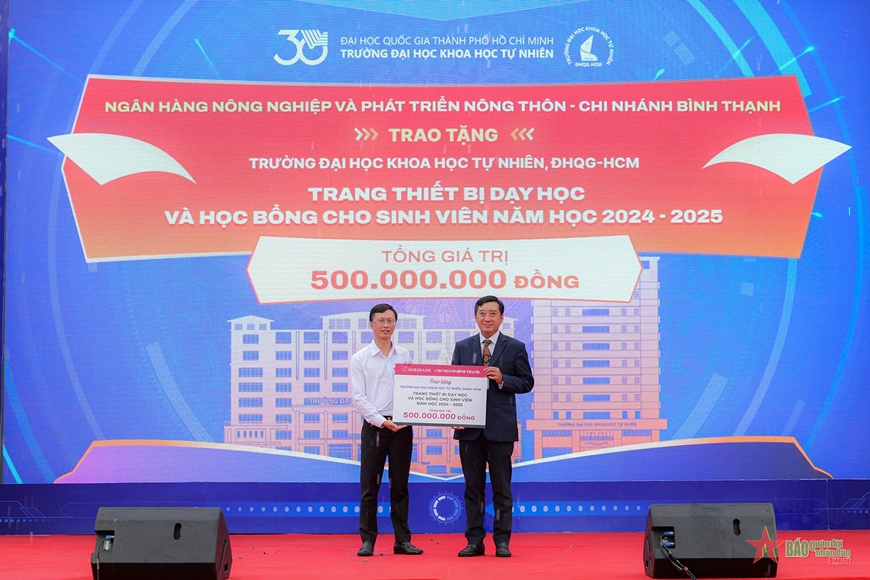 Tuyên dương thủ khoa, trao học bổng tặng tân sinh viên xuất sắc