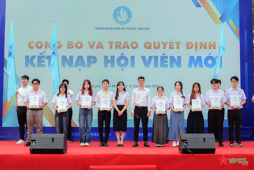 Tuyên dương thủ khoa, trao học bổng tặng tân sinh viên xuất sắc