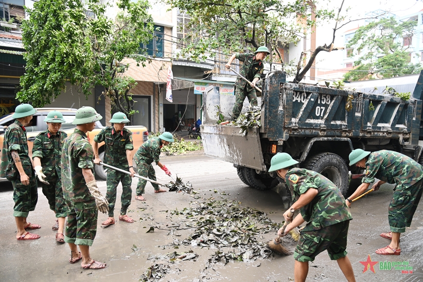 Lực lượng vũ trang thị xã Đông Triều (Quảng Ninh) giúp dân khắc phục hậu quả bão số 3