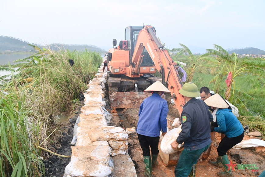 Lực lượng vũ trang thị xã Đông Triều (Quảng Ninh) giúp dân khắc phục hậu quả bão số 3