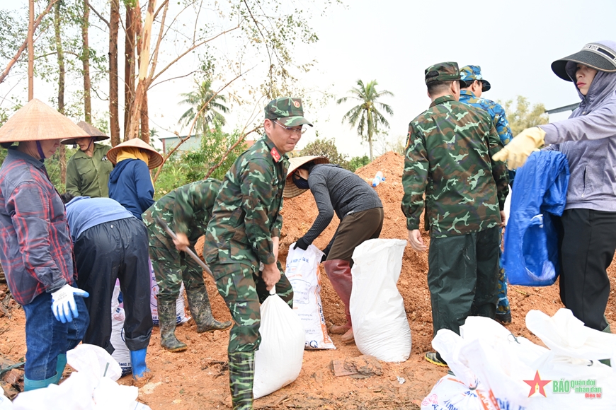 Lực lượng vũ trang thị xã Đông Triều (Quảng Ninh) giúp dân khắc phục hậu quả bão số 3