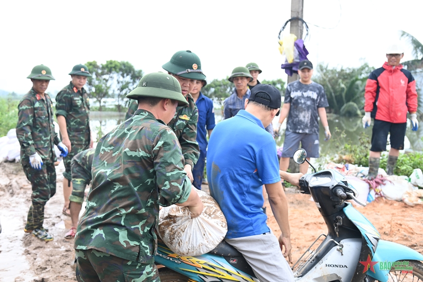 Lực lượng vũ trang thị xã Đông Triều (Quảng Ninh) giúp dân khắc phục hậu quả bão số 3