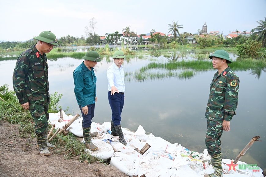 Lực lượng vũ trang thị xã Đông Triều (Quảng Ninh) giúp dân khắc phục hậu quả bão số 3