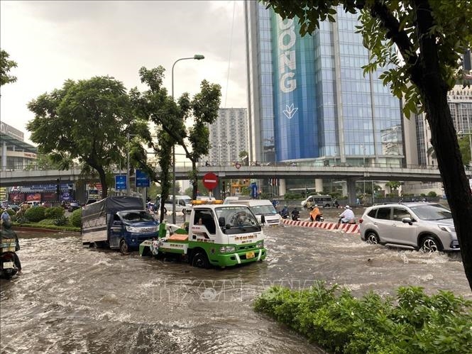 Mưa lớn đầu tuần, đường phố Hà Nội lại ngập