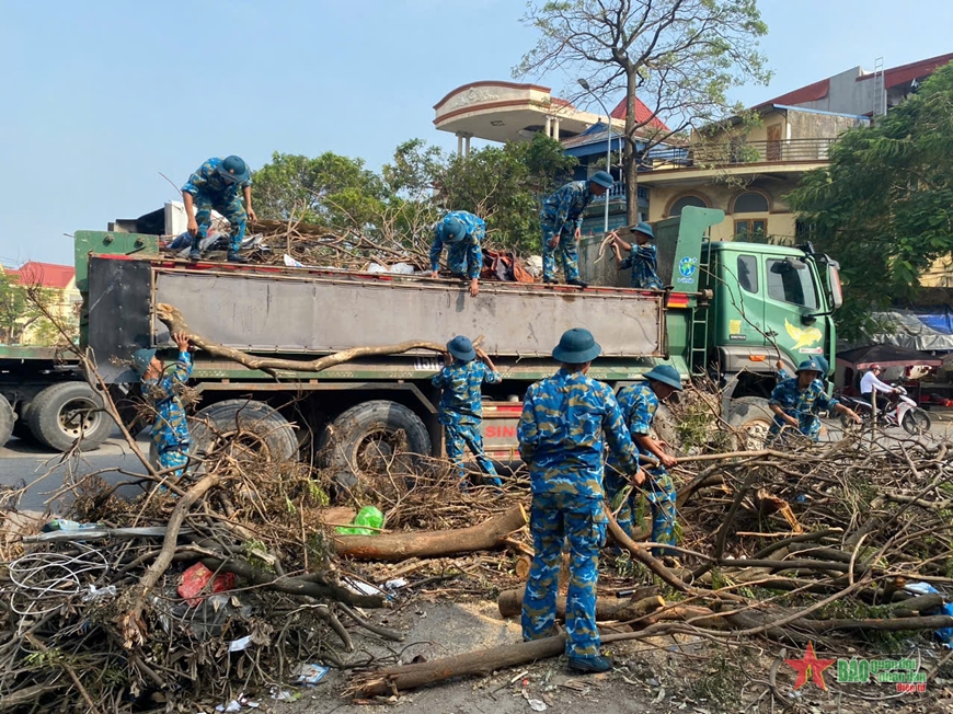 Sư đoàn 363 giúp nhân dân địa phương khắc phục hậu quả bão số 3