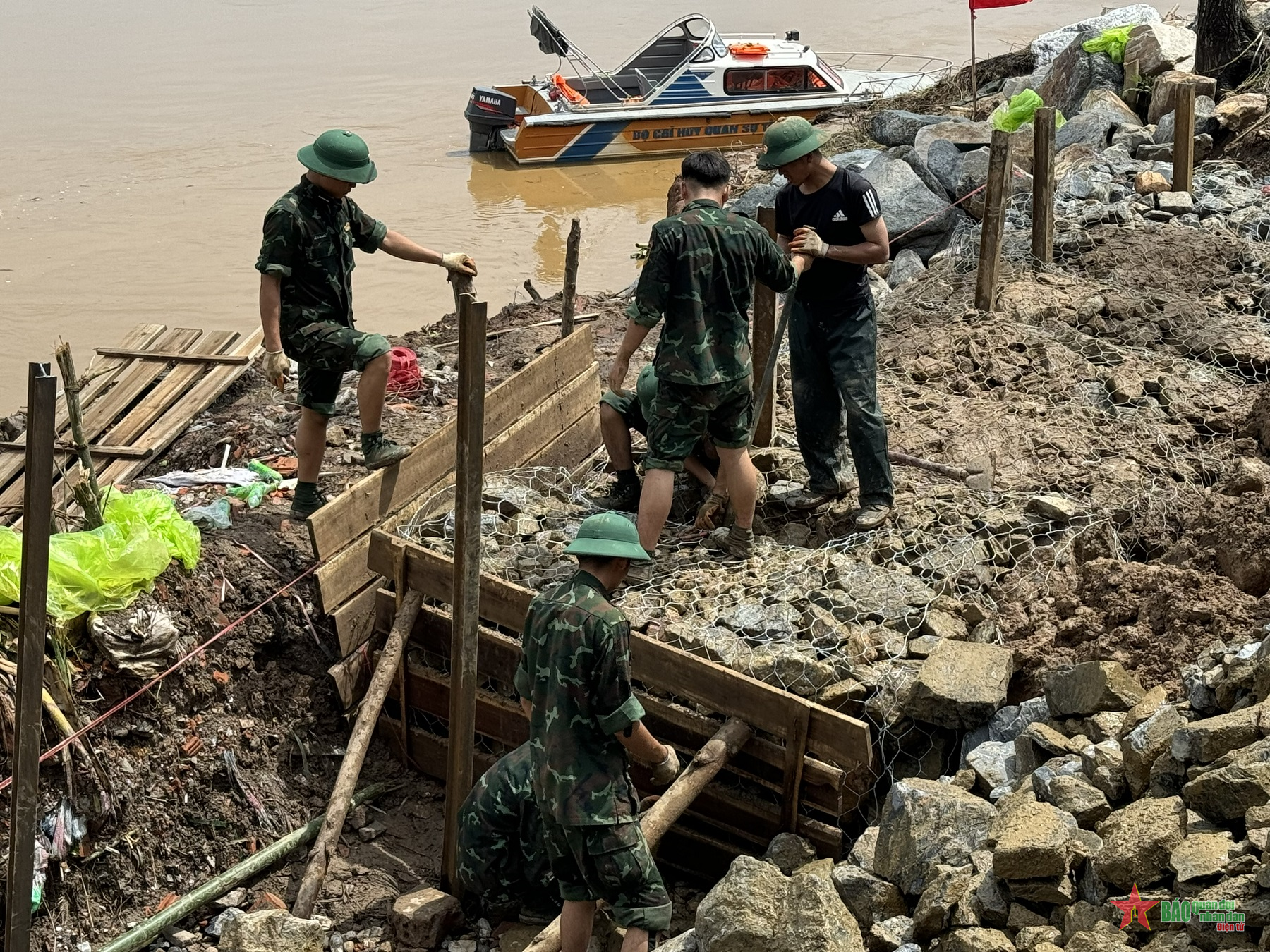 Gia cố bến vượt, chuẩn bị bắc cầu phao Phong Châu