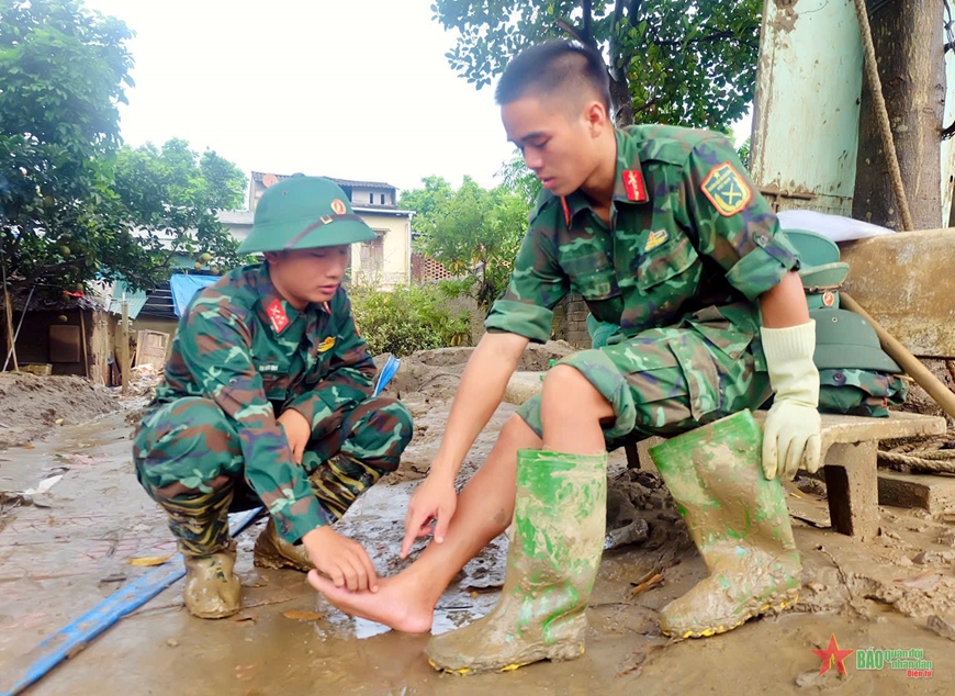 Thượng úy trẻ hoãn ăn hỏi đi giúp dân chống lũ