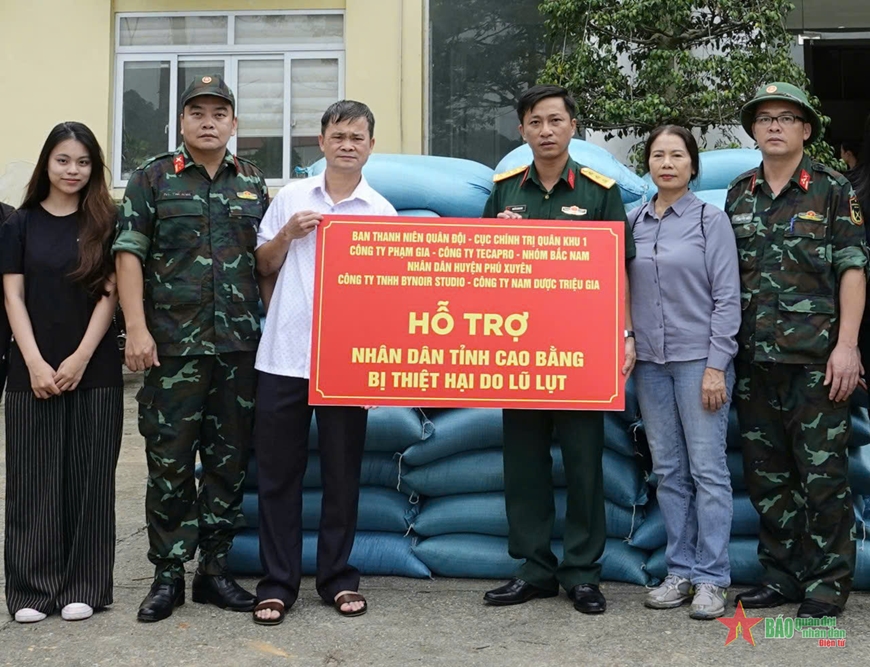 Ban Thanh niên Quân đội thăm, tặng quà đồng bào bị ảnh hưởng thiên tai tại Nguyên Bình