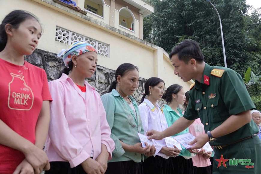 Ban Thanh niên Quân đội thăm, tặng quà đồng bào bị ảnh hưởng thiên tai tại Nguyên Bình