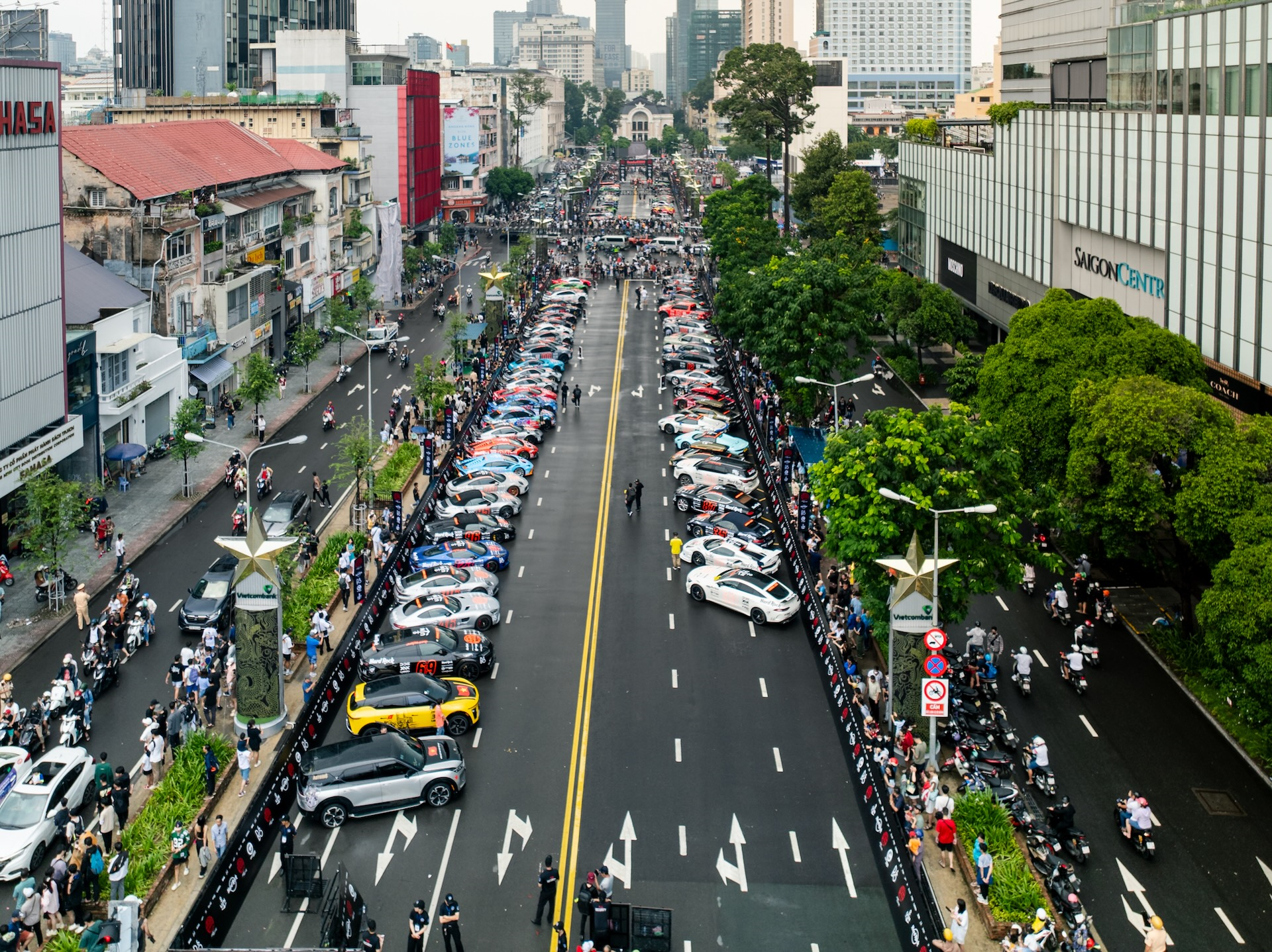 VinFast VF 7 và VF 9 nổi bật trong dàn xe sang tham dự hành trình siêu xe Gumball 3000