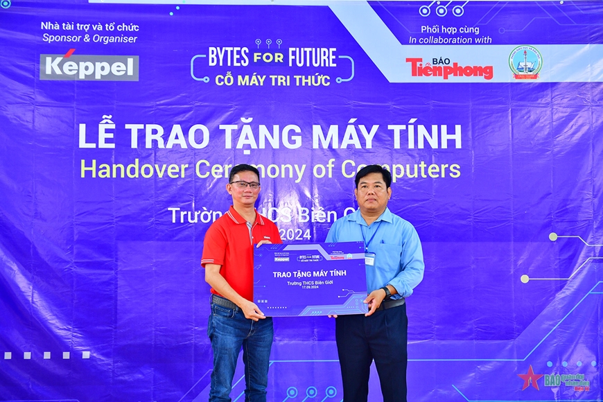 Trao 80 máy vi tính tặng các trường học biên giới tỉnh Tây Ninh