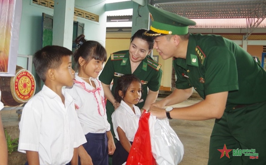 Bộ đội Biên phòng tỉnh Đắk Lắk trao quà Trung thu tặng trẻ em khó khăn biên giới