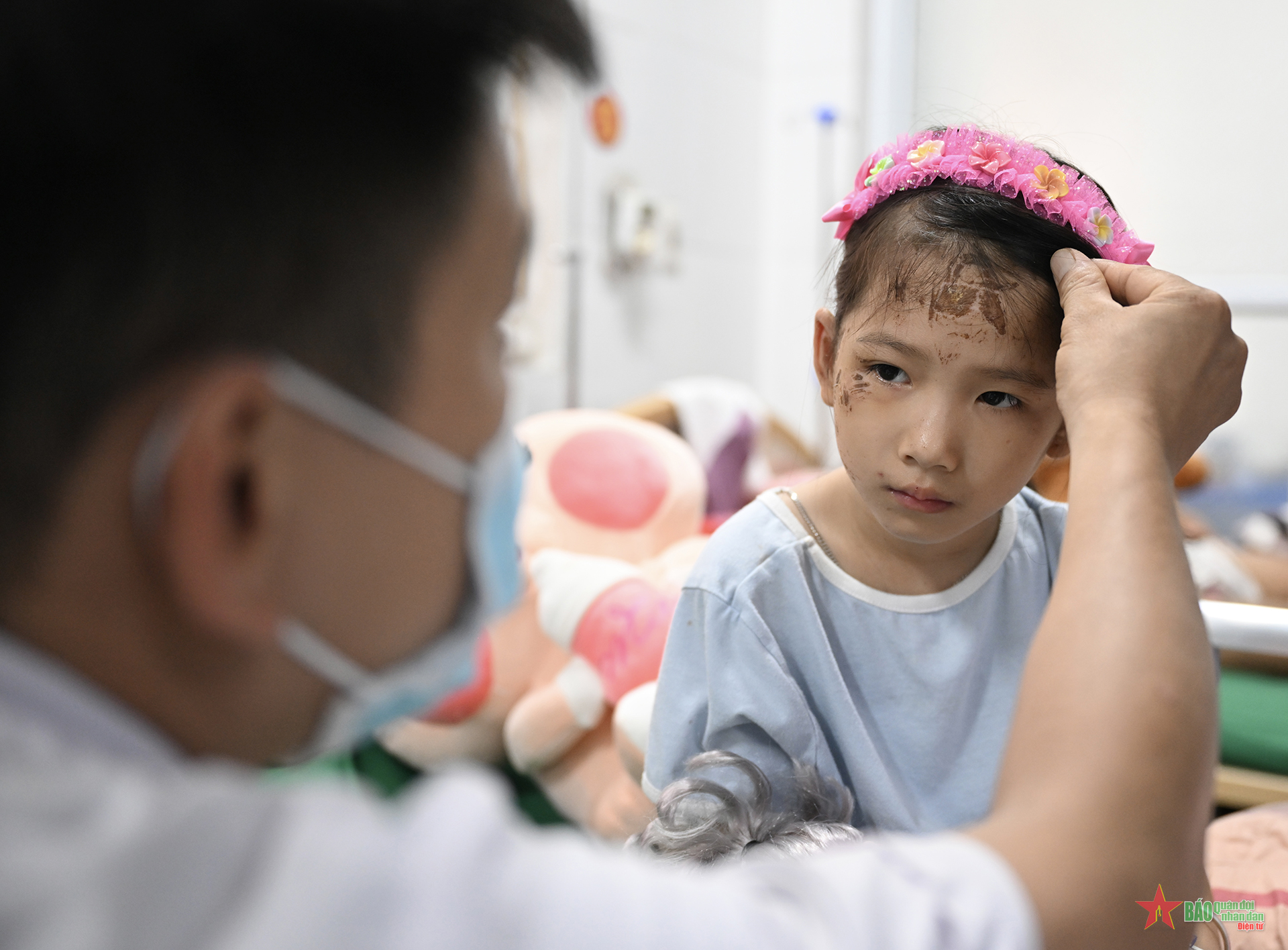 Những em bé vùng lũ Làng Nủ