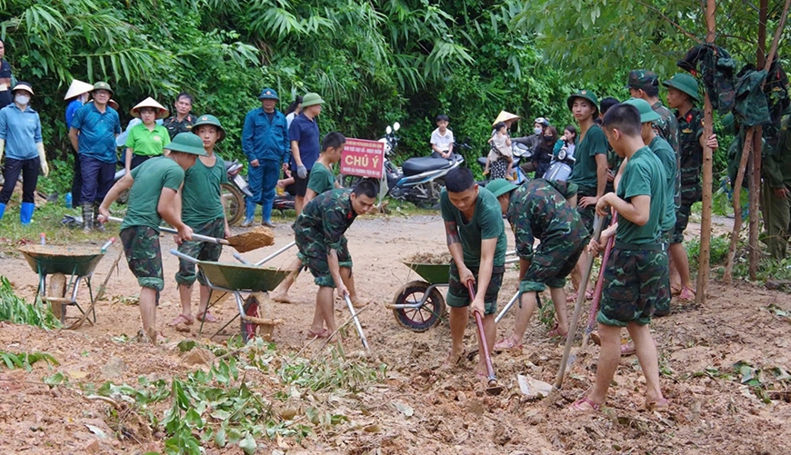 Giúp dân ổn định sau mưa lũ