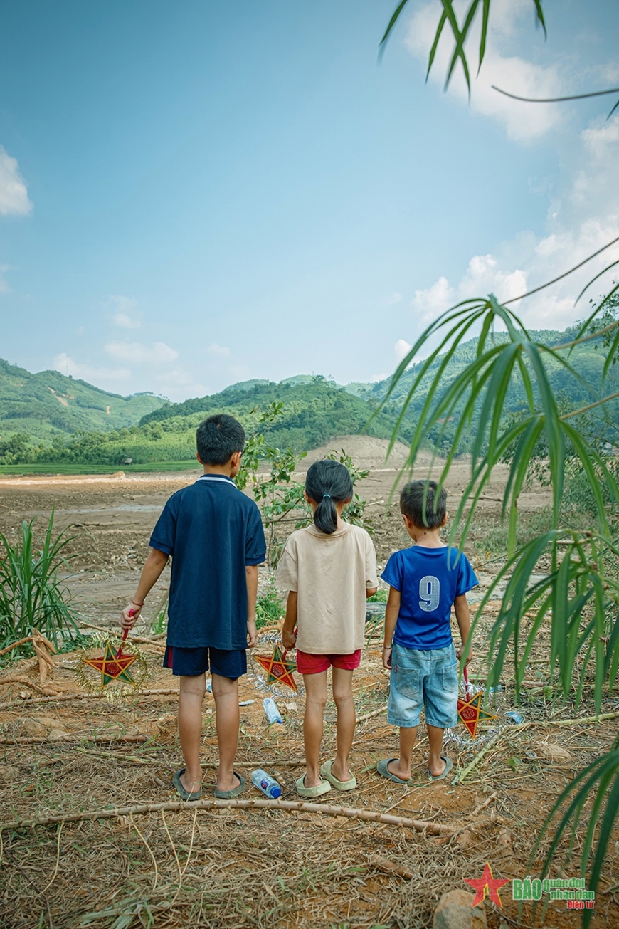 “Trăng khuyết” ở Làng Nủ