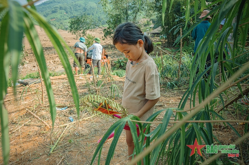 “Trăng khuyết” ở Làng Nủ