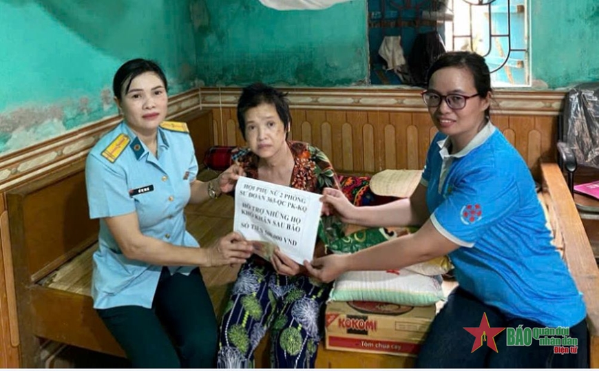 Hội Phụ nữ Sư đoàn 363 thăm, tặng quà gia đình bị thiệt hại do cơn bão số 3