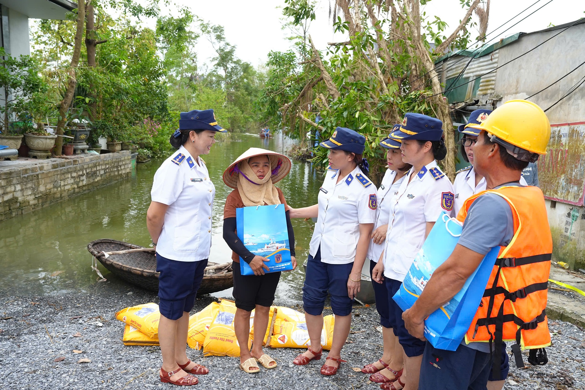 Phụ nữ Cảnh sát biển Việt Nam thăm, tặng quà các gia đình bị ảnh hưởng bởi cơn bão số 3