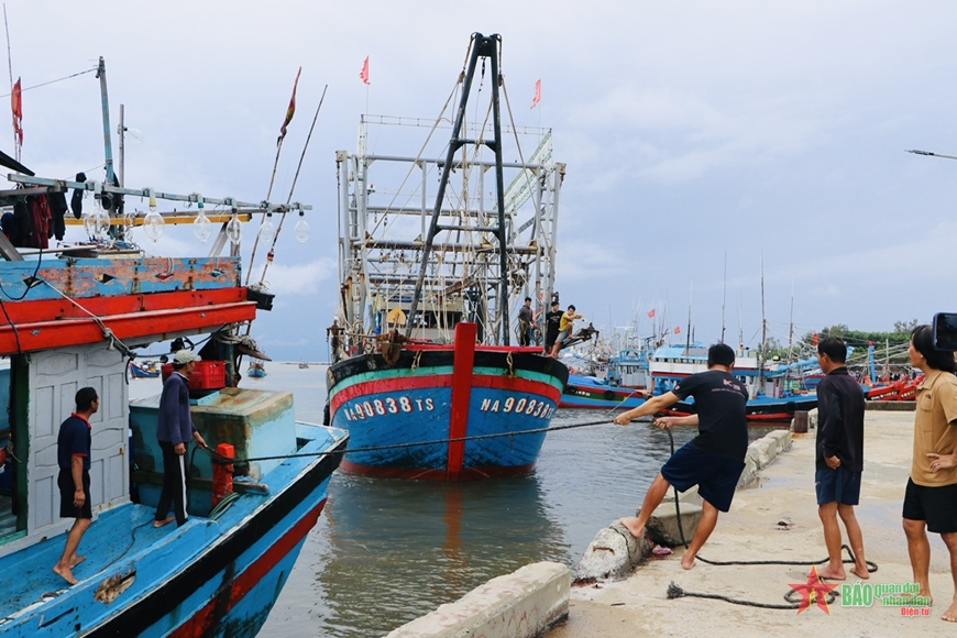 Miền Trung: Nhiều địa phương cấm biển, sẵn sàng lực lượng cứu hộ, cứu nạn