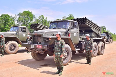 View - 	Dàn xe pháo binh luyện tập chuẩn bị tham gia diễu binh, diễu hành