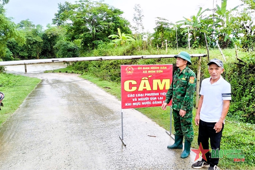Mưa lũ, sạt lở gây ách tắc giao thông cục bộ