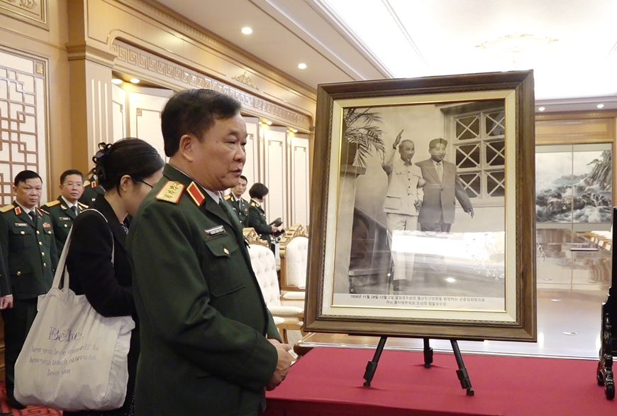 Thượng tướng Hoàng Xuân Chiến chào xã giao Bộ trưởng Bộ Quốc phòng Triều Tiên