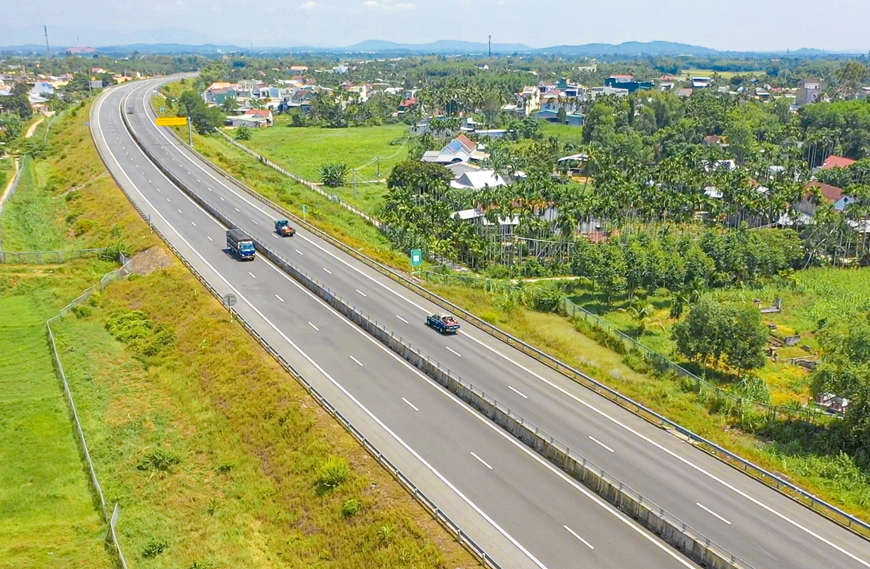Kiểm tra, xử lý các vị trí hư hỏng trên cao tốc Đà Nẵng - Quảng Ngãi