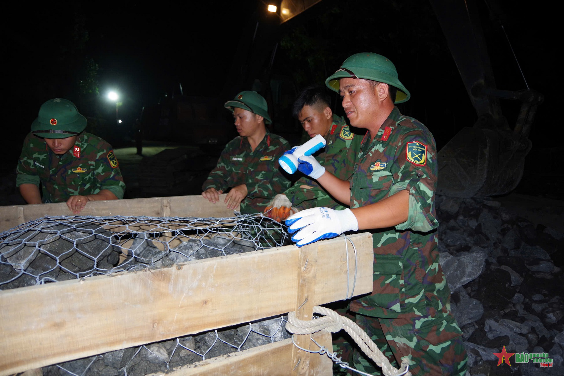 Gia cố thêm 60m3 đá bến vượt cầu phao Phong Châu