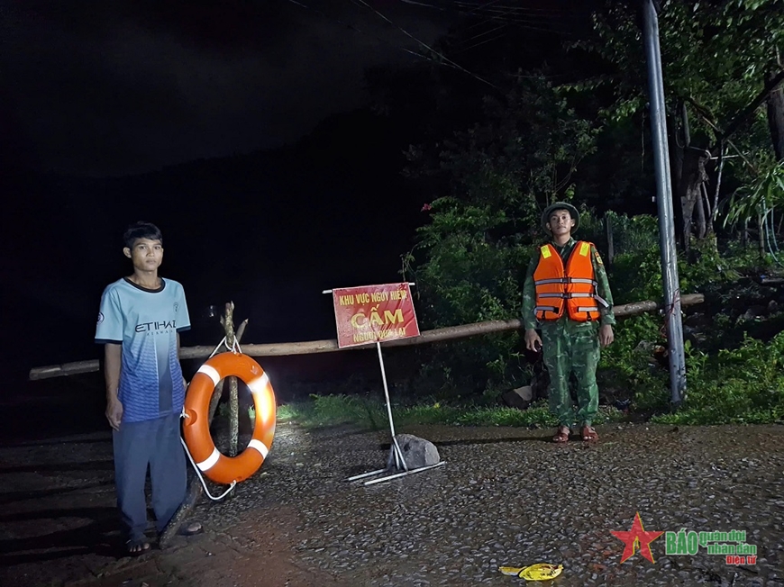 Quảng Bình: Mưa lớn gây ngập lụt, chia cắt một số tuyến đường ở huyện biên giới Minh Hóa