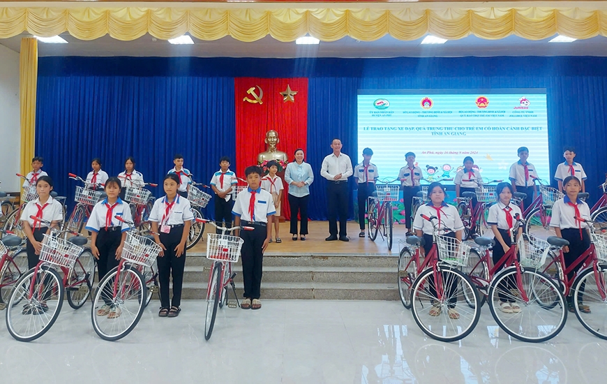 Trao tặng 150 xe đạp cho học sinh có hoàn cảnh khó khăn tỉnh An Giang