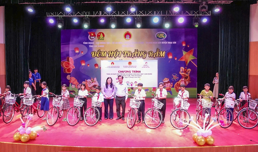 Trao tặng 150 xe đạp cho học sinh có hoàn cảnh khó khăn tỉnh An Giang