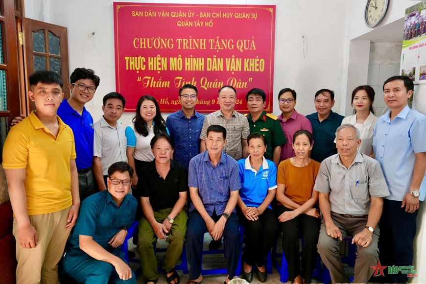 Quận Tây Hồ: Trao quà mô hình Dân vận khéo “Thắm tình quân dân” năm 2024