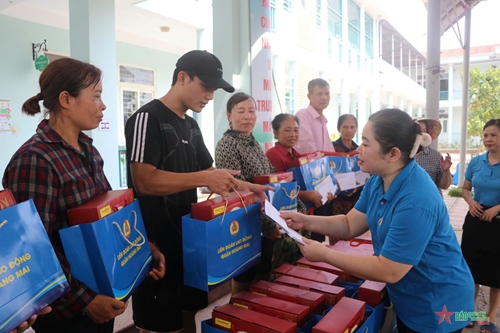 Hà Nội: Liên đoàn Lao động quận Hoàng Mai thăm, tặng quà người dân xã Xuân Sơn, thị xã Sơn Tây