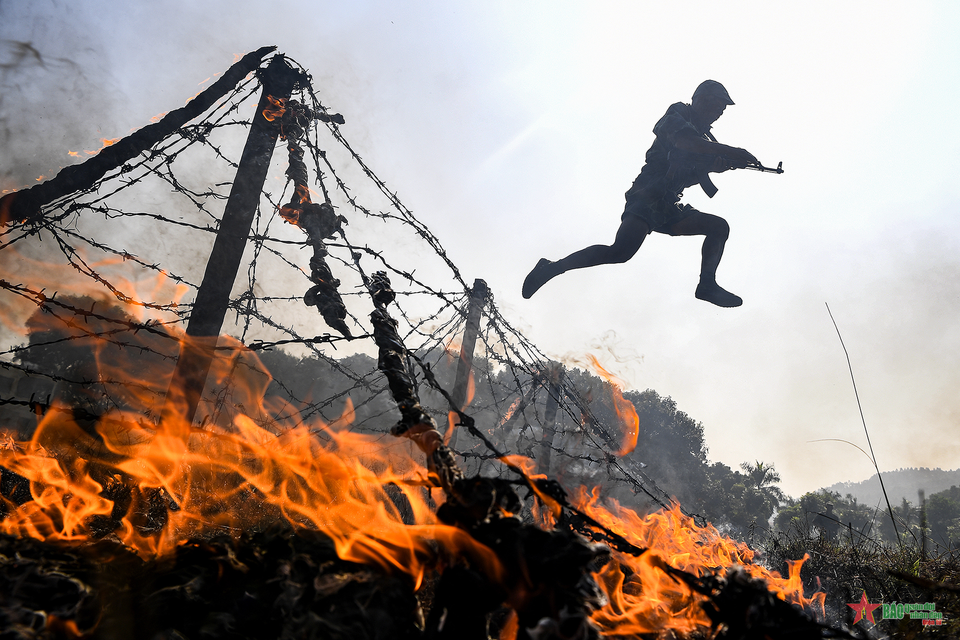 Đặc công tàng hình, vượt hầm chông trên thao trường