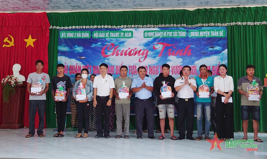 Lữ đoàn 167 thực hiện chương trình “Hải quân Việt Nam làm điểm tựa cho ngư dân vươn khơi, bám biển”