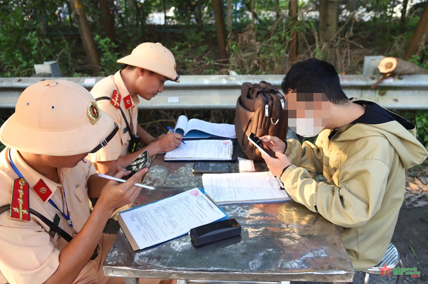 Hà Nội: Đi vào đường cấm trên cao tốc, nhiều người bị xử phạt, thu giữ xe