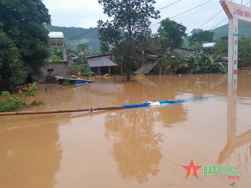 Quảng Bình: Mưa lớn, hàng trăm nhà ngập sâu trong nước
