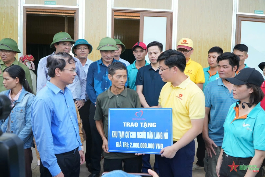 Bàn giao 25 căn nhà tạm cư cho người dân Làng Nủ