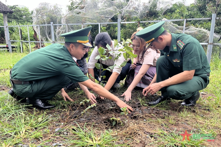 Tổ chức Chương trình trải nghiệm thực tế cho sinh viên Lào và Campuchia