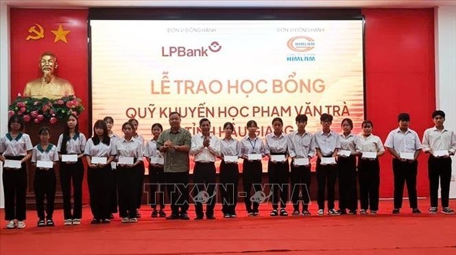 Trao học bổng Quỹ khuyến học Phạm Văn Trà tặng học sinh, sinh viên khó khăn