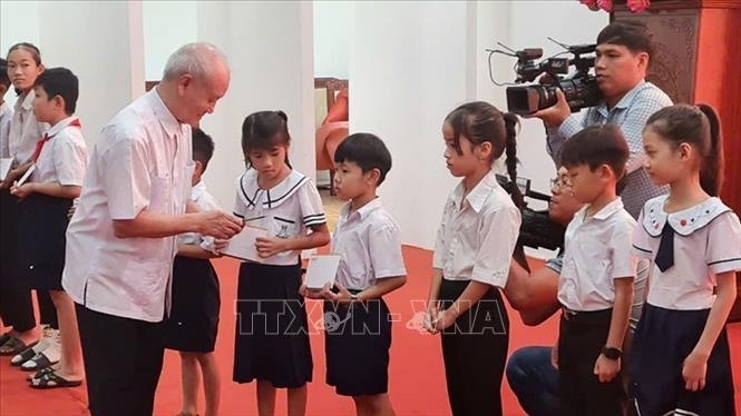 Trao học bổng Quỹ khuyến học Phạm Văn Trà tặng học sinh, sinh viên khó khăn