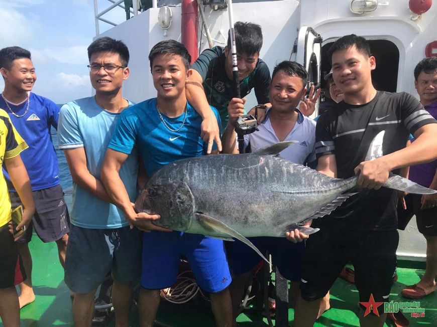 “Vườn rau mini” trên boong tàu Cảnh sát biển