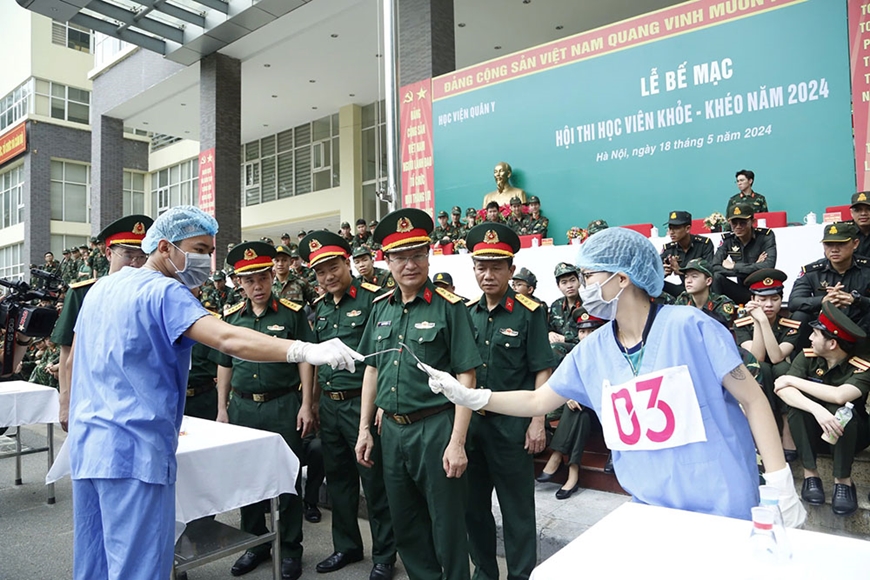 Tỏa sáng hình ảnh cao đẹp “thầy thuốc - chiến sĩ”